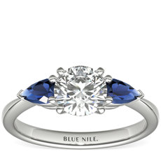 鉑金經典梨形藍寶石訂婚戒指